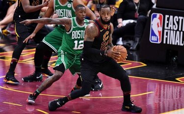 LeBron anota 44 puntos y Cavs igualan la serie con Celtics