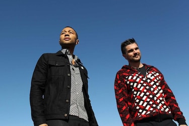 Juanes y John Legend le cantan a inmigrantes encarcelados