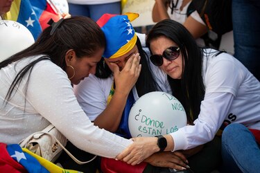 Familiares de presos políticos tildan de ‘show’ visita del Parlamento a cárcel en Caracas