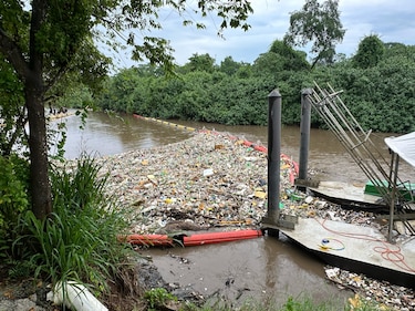 Instalan nueva barrera en el río Matías Hernández para reducir residuos