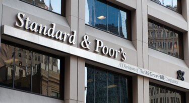 Standard & Poor’s baja perspectiva a tres bancos locales