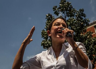 Diputada destituida desafía al chavismo y acudirá al Parlamento de Venezuela