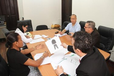 Tres empresas interesadas en vender al gobierno uniformes para custodios