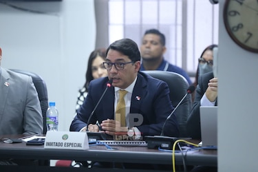 ‘Le faltan 16 quincenas para que se vaya, si es que no lo botan antes’, le dice diputado Pineda al director de Acodeco