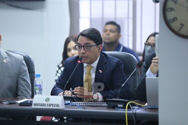‘Le faltan 16 quincenas para que se vaya, si es que no lo botan antes’, le dice diputado Pineda al director de Acodeco