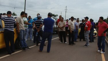 Taxistas cierran la vía Interamericana