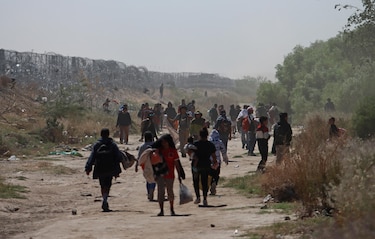 Migrantes suben de nuevo a los trenes del norte de México ante crecientes operativos