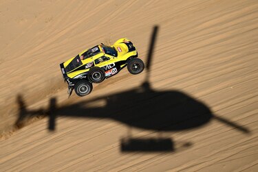 Al Attiyah y Sanders ganan prólogo del Dakar, un piloto herido en explosión