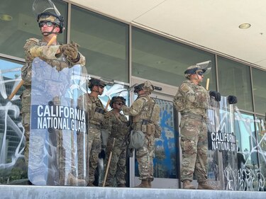 El despliegue de la Guardia Nacional por orden de Trump, algo inédito en Estados Unidos en décadas