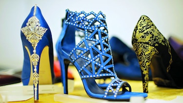 Vende zapatos de oro de 24 quilates