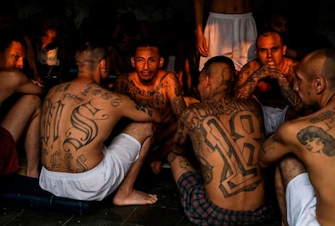 El Salvador deja de separar a pandilleros rivales en cárceles en medio de ola homicida