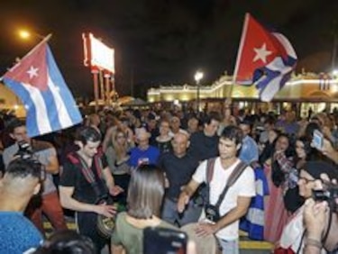 Líderes mundiales rinden tributo a Fidel Castro; detractores lo califican de tirano