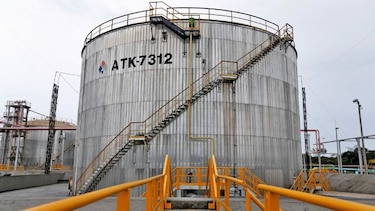 Precios del petróleo bajan tras críticas de Trump