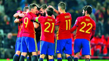 España golea a Macedonia