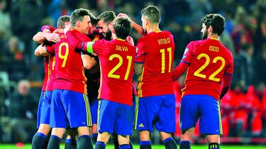 España golea a Macedonia