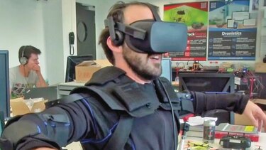 Desarrollan traje para pilotear drones