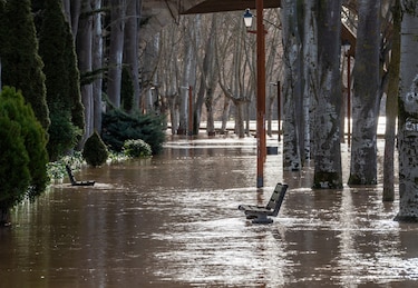 Inundaciones, desalojos y 168 carreteras cortadas en España a causa del fuerte temporal