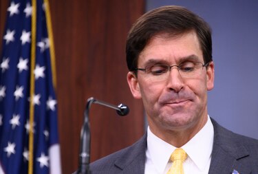 Trump despide a secretario de Defensa por Twitter