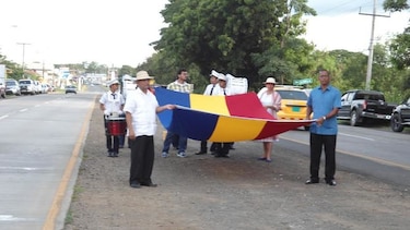 Por primera vez los santeños izan su bandera