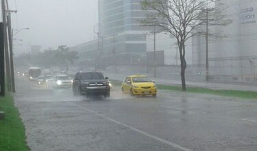 La onda tropical #8 causa fuertes lluvias y tormentas eléctricas en el país
