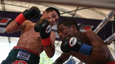 Menayothin vence al panameño Estrada y empata marca de Mayweather