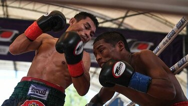 Menayothin vence al panameño Estrada y empata marca de Mayweather