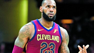 LeBron se luce como armador
