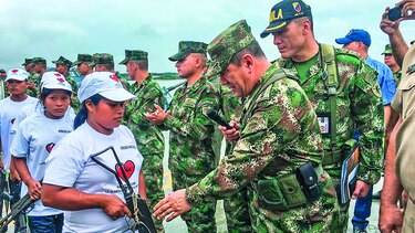 Guerrilleros del ELN se entregan a tropas de la armada