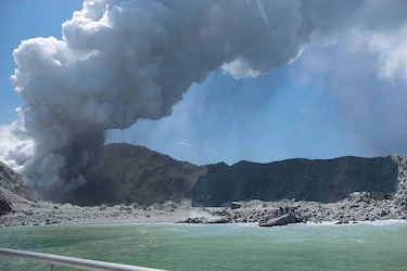 Cinco muertos y ocho desaparecidos por erupción de volcán en Nueva Zelanda
