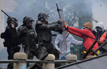 Miles de personas protestan contra reforma tributaria en Colombia pese a restricciones anticovid