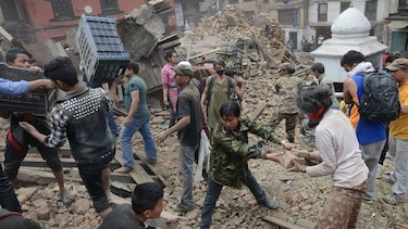 Balance de muertos por terremoto en Nepal supera las mil personas