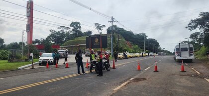Larga caminata para tomar el autobús, tras el cierre de la vía Transístmica en el Guarumal