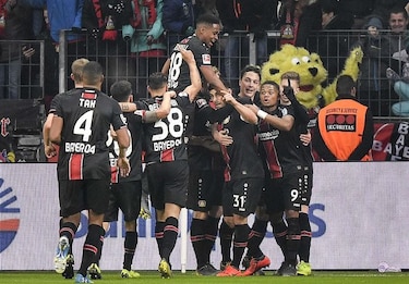 Bayern tropieza en Leverkusen, pero Dortmund perdona