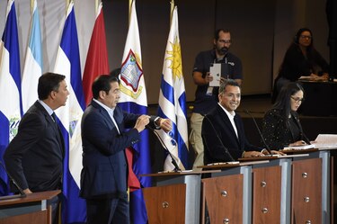 Otro podio vacío, risas del público y el último en llegar; el detrás de cámaras del debate de turismo