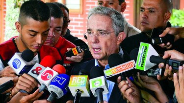 Álvaro Uribe denuncia persecución