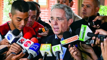Álvaro Uribe denuncia persecución