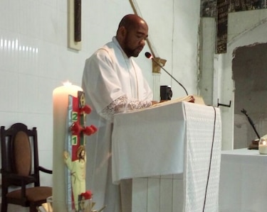 Gobierno no reacciona a expulsión de sacerdote panameño de Nicaragua