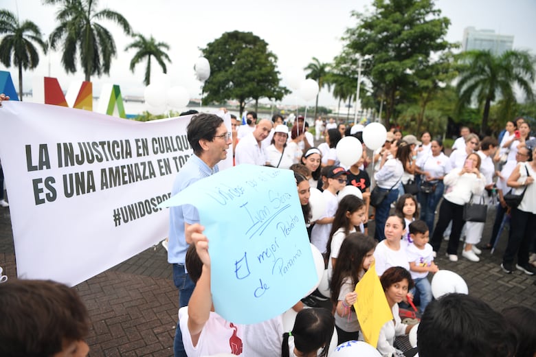 Protesta pacífica en respaldo al neonatólogo Iván Sierra por condena de cinco años de cárcel