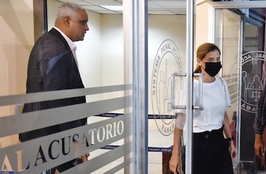 Policía arresta a prófugo en caso de vacunación clandestina