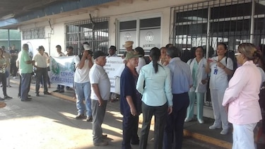 Jubilados protestan por atrasos de obras en policlínica de Aguadulce