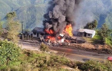 Cinco muertos en choque de camión de combustible contra viviendas en Ecuador