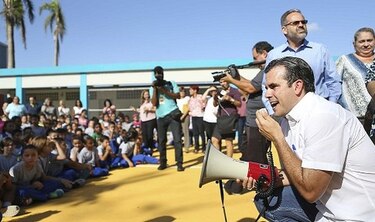 Gobernador de Puerto Rico ordena cancelar polémico contrato para restaurar la energía