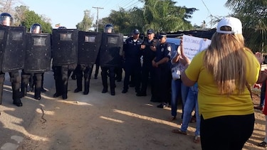 Docentes y padres de familia protestan en Los Santos