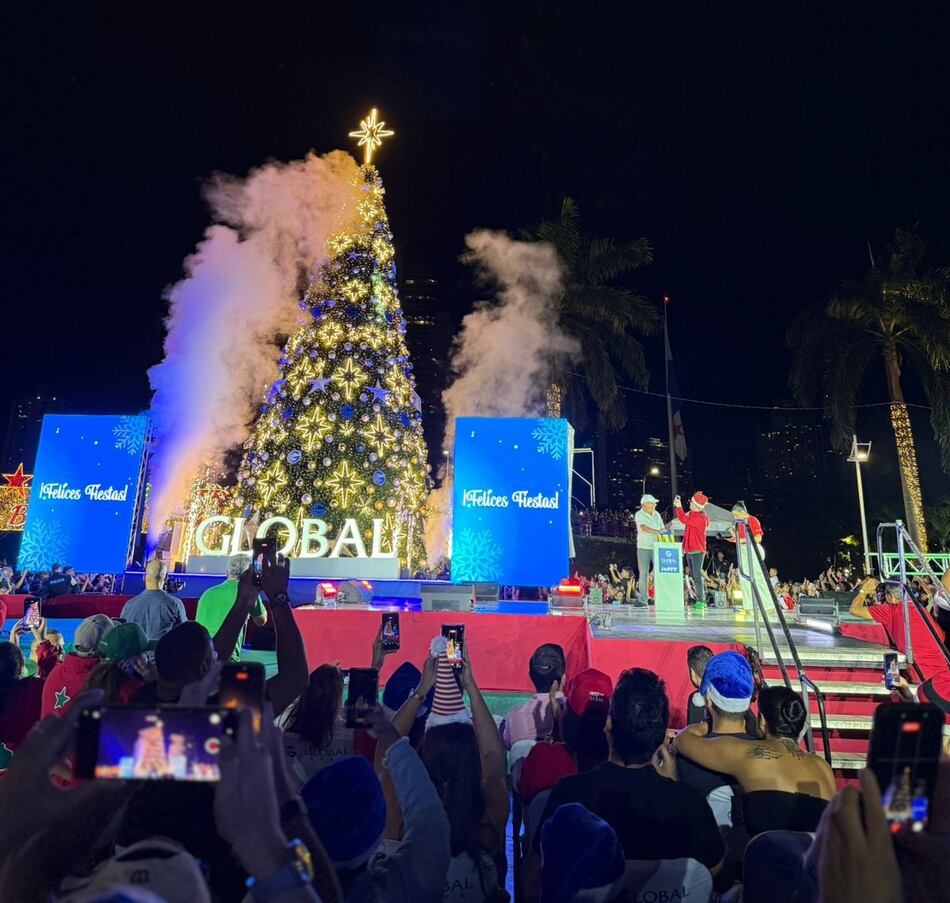 Panamá enciende su árbol navideño en la cinta costera