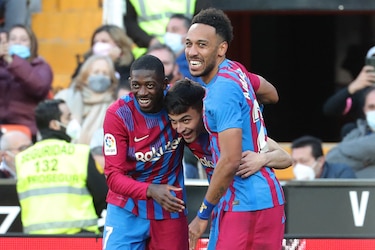 Barcelona golea 4-1 en Valencia con estreno anotador de Aubameyang