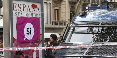 En Cataluña precintan mil 300 centros de votación para el referéndum