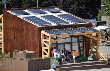 Una colonia efímera de casas ecológicas en el campo de Hungría