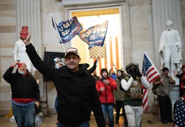 FBI arresta a un antiguo marine por agredir a dos policías durante el asalto al Capitolio de Estados Unidos