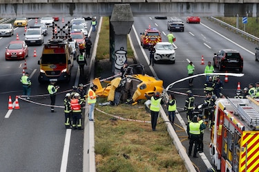 Cae un helicóptero en una autopista de Madrid