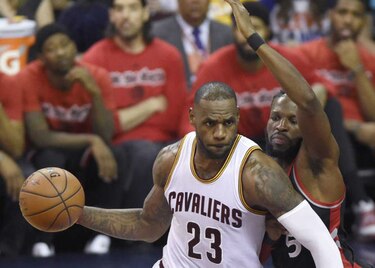 LeBron James y Cavaliers siguen perfectos en la postemporada